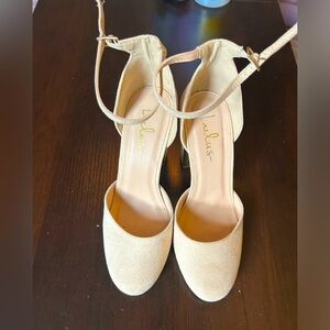 Lulus nude closed toe heel